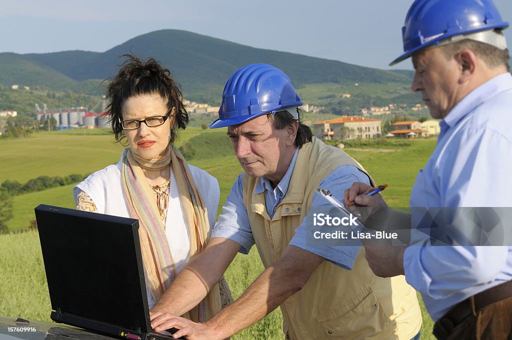 Engenheiros e cliente com o Laptop no campo - Foto de stock de Campo royalty-free