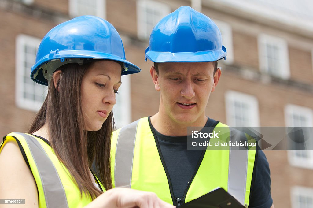 Homens e mulheres jovens engenheiros de construção - Foto de stock de Adulto royalty-free