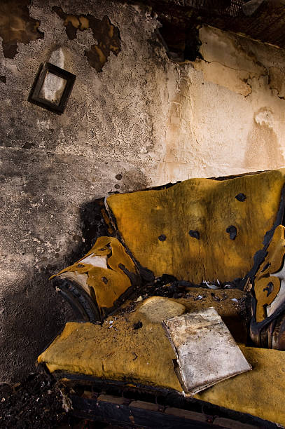 burnt cadeira laranja - burnt furniture chair old - fotografias e filmes do acervo