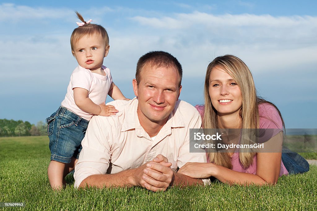 Jovem família de três em ambiente natural - Foto de stock de 20 Anos royalty-free