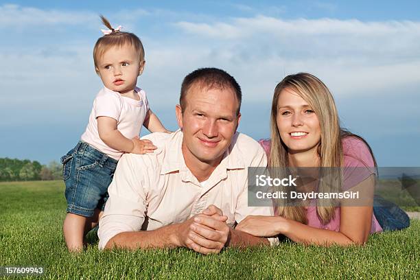 Jovem Família De Três De Natureza Definição - Fotografias de stock e mais imagens de 20-29 Anos - 20-29 Anos, 6-11 meses, Adulto