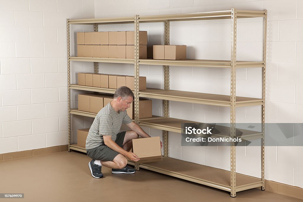 Hombre trabajando en cuarto almacén - Foto de stock de 30-39 años libre de derechos