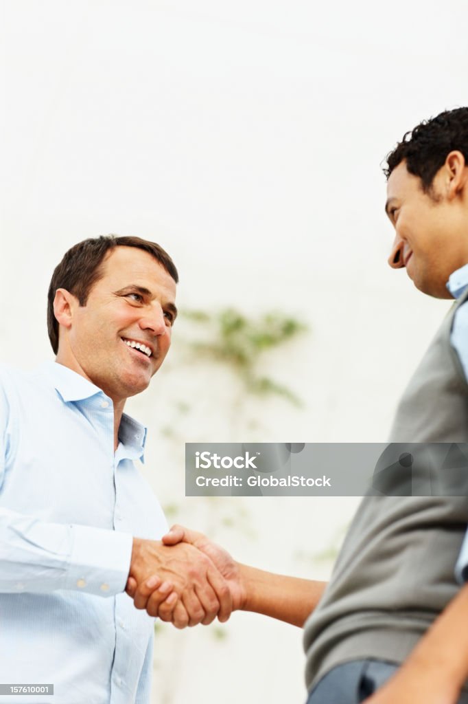 Business persone congratularmi con gli altri - Foto stock royalty-free di Stringersi la mano