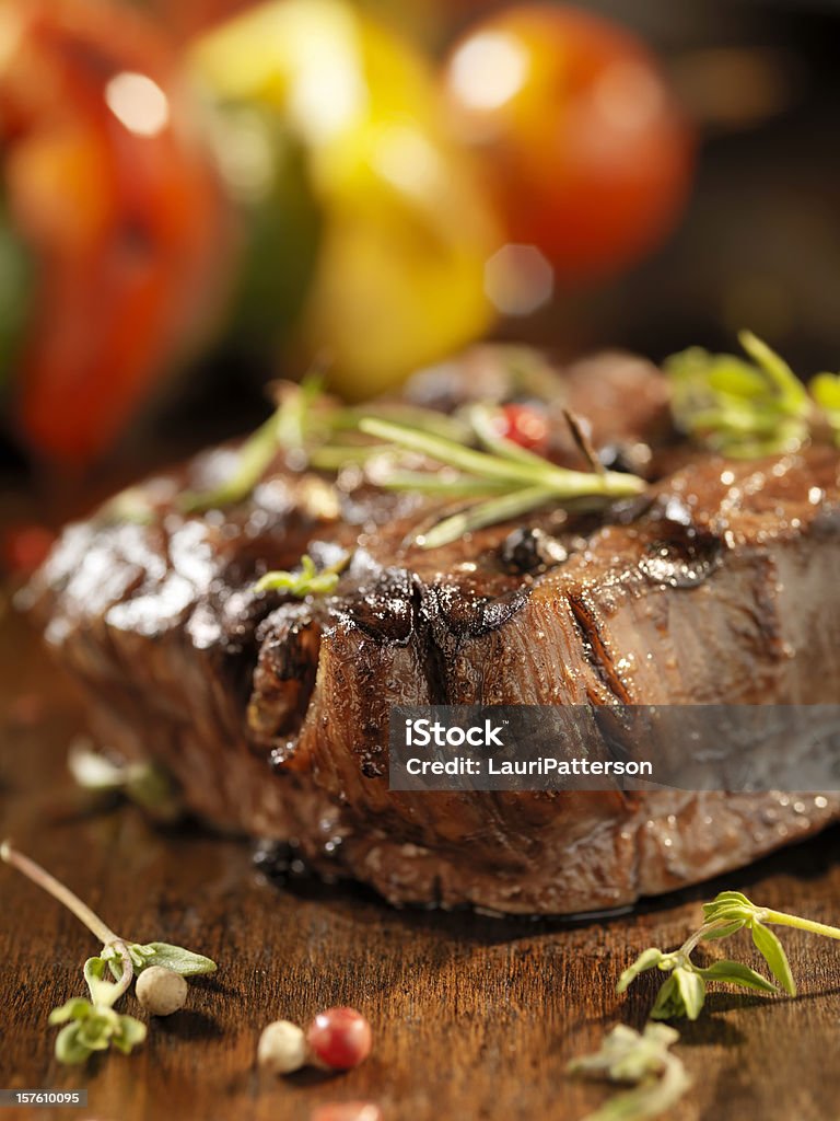 Bife de filé suculento com ervas frescas - Foto de stock de Alimentação Saudável royalty-free