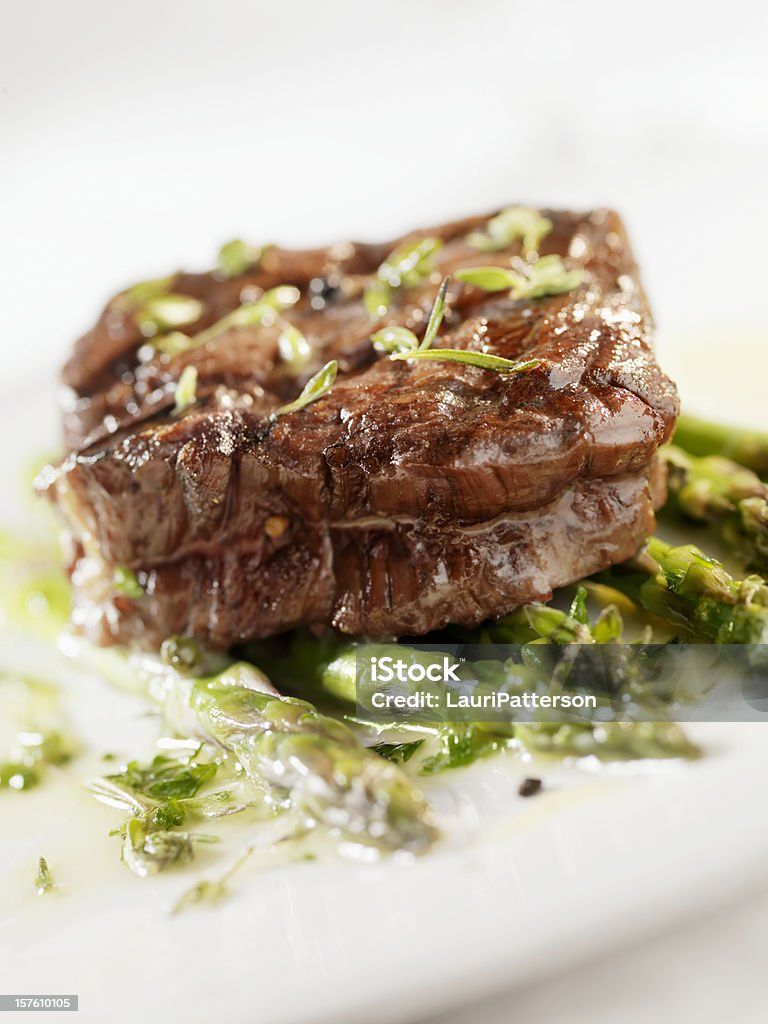 Succosa bistecca di filetto con asparagi - Foto stock royalty-free di Bistecca di manzo