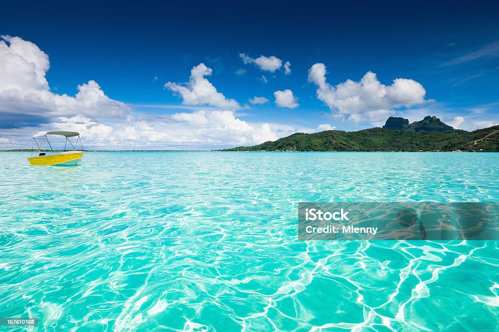 Laguna di Bora Bora-Giallo Barca a motore - Foto stock royalty-free di Isola di Bora Bora
