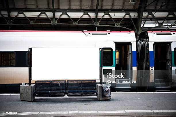 Outdoor Em Branco Na Estação De Ferroviária - Fotografias de stock e mais imagens de Painel Publicitário - Painel Publicitário, Comboio, Poster