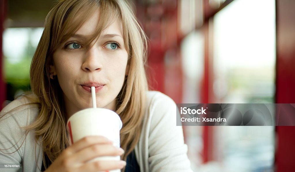 Ragazza in Café - Foto stock royalty-free di Cannuccia