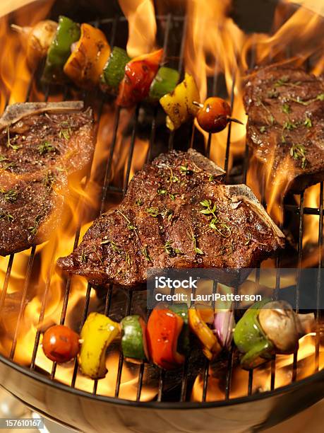 Bistec De Costillar Con Verduras Brochetas Foto de stock y más banco de imágenes de Chuletón - Chuletón, Aire libre, Alimento