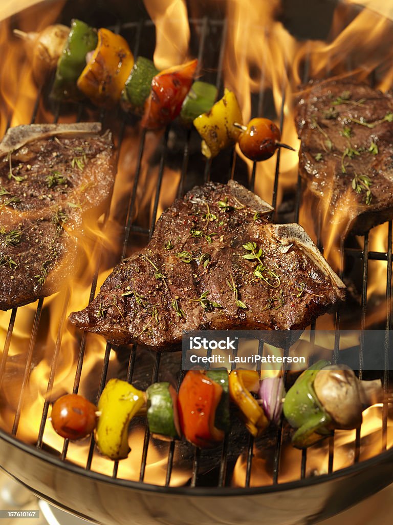 Porterhouse de bifes com pinos de Legumes - Royalty-free Costeleta de Bife Foto de stock