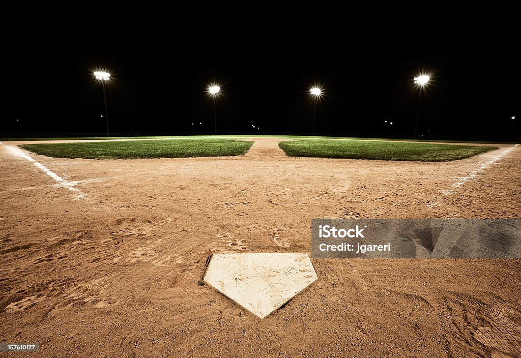 야구공 다이아몬드 야간에만 - 로열티 프리 홈 베이스-스포츠 스톡 사진