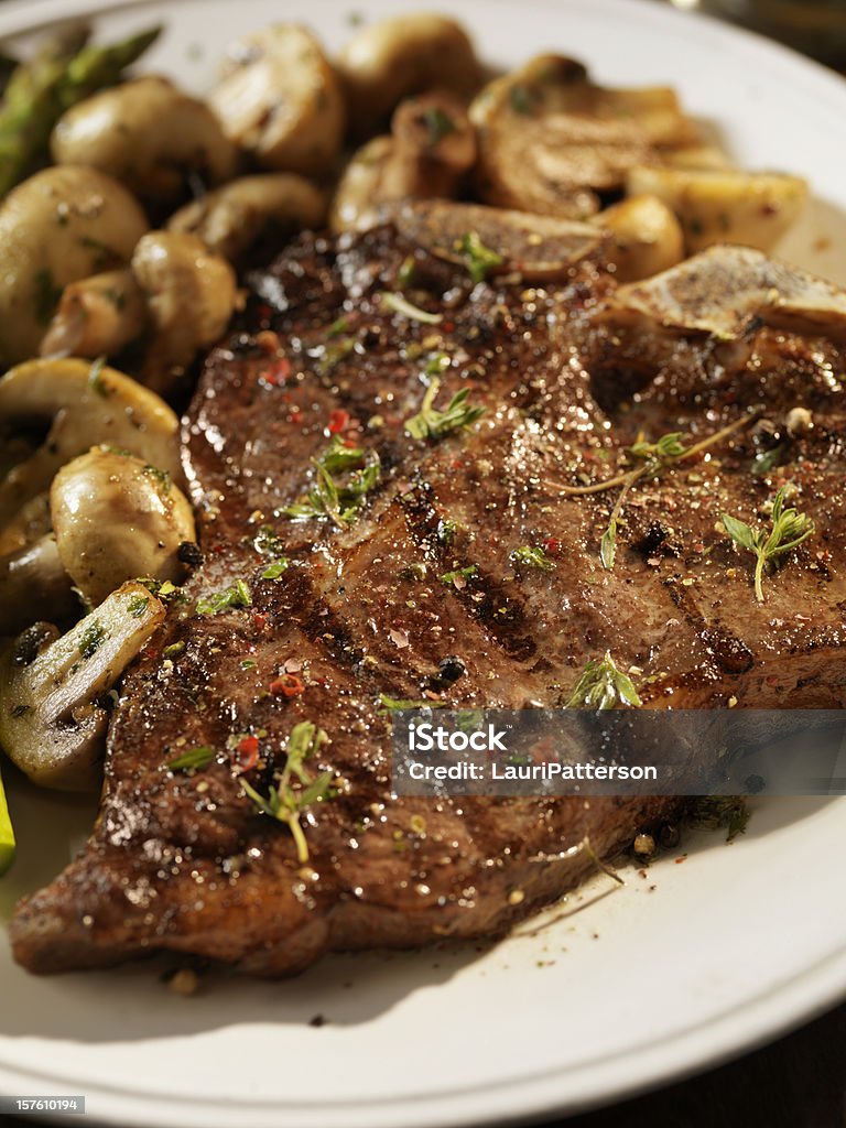 Steak Porterhouse com cogumelos sautée - Foto de stock de Bife royalty-free