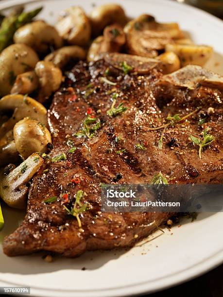 Foto de Steak Porterhouse Com Cogumelos Sautée e mais fotos de stock de Bife - Bife, Cogumelo Comestível, Acompanhamento