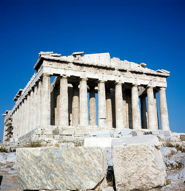 ricostruzione del partenone di atene e l'acropoli su blue sky - copy space minerva greek culture athens greece foto e immagini stock