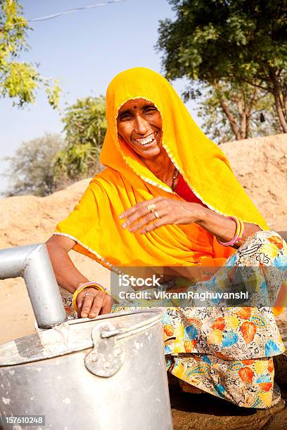 伝統的なインドの田舎の女性水で魅力的なラジャスタン州 - インドのストックフォトや画像を多数ご用意 - インド, 水, インド人