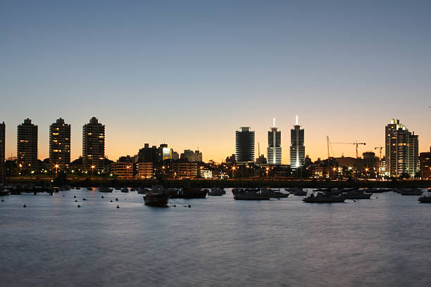 montevideo paesaggio urbano al tramonto da una marina - rio de la plata foto e immagini stock