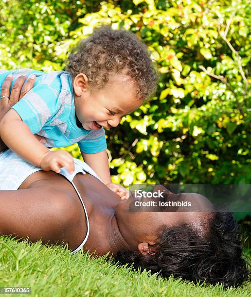 African American Interagire Con Un Bambino Nel Parco - Fotografie stock e altre immagini di 12-17 mesi