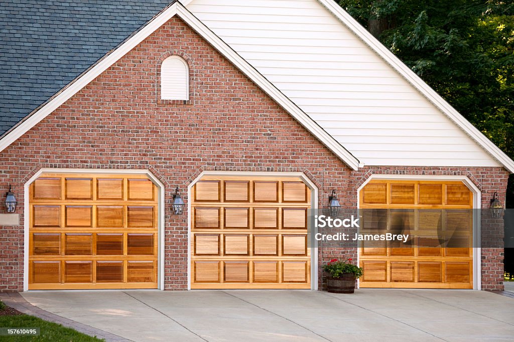 Una de las puertas de garaje de madera, que s'adjuntan tres independiente, ladrillo, vinilo - Foto de stock de Personalizado libre de derechos