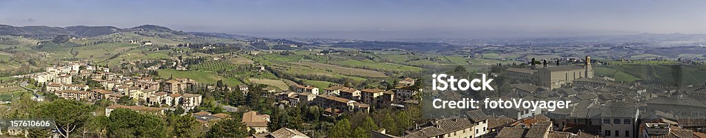 Toscana pittoresca collina case ville panorma San Gimignano Italia - Foto stock royalty-free di Complesso edilizio