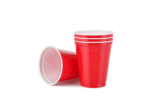 red plastic disposable cups with clipping path - wegwerpbeker stockfoto's en -beelden
