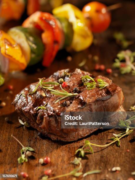 Foto de Bife De Filé Suculento Com Ervas Frescas e mais fotos de stock de Bife - Bife, Bife de Filé, Carne