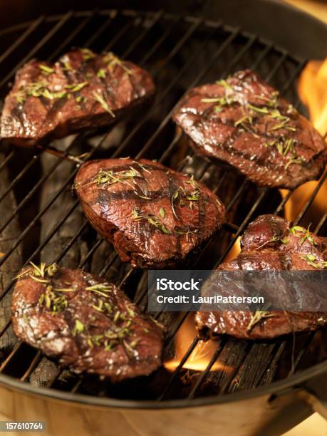 Controfiletto Bistecca Con Erbe Aromatiche Fresche - Fotografie stock e altre immagini di Griglia per barbecue - Griglia per barbecue, Lombata di manzo, Al sangue