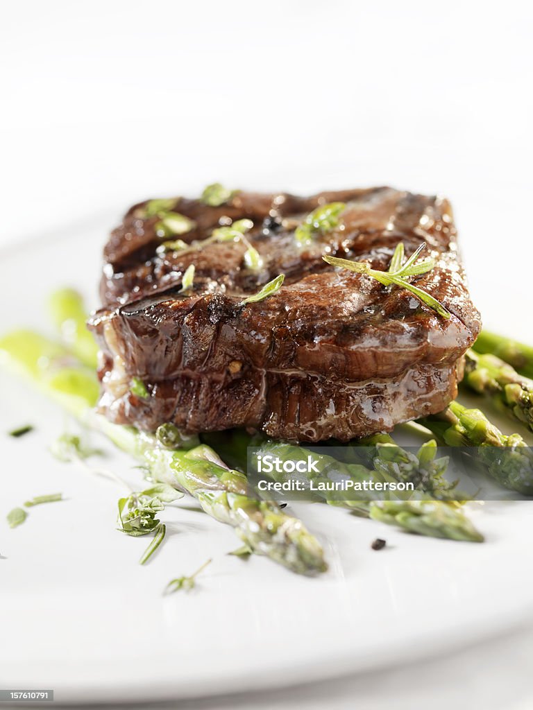 Succosa bistecca di filetto con asparagi - Foto stock royalty-free di Bistecca di manzo