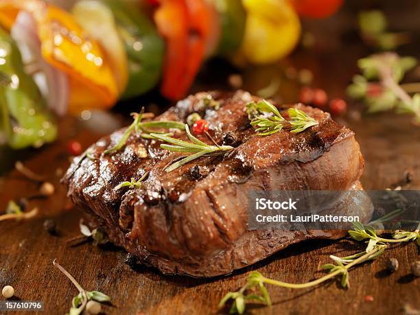 ジューシーなステーキ新鮮なハーブのフィレ - ステーキのストックフォトや画像を多数ご用意 - ステーキ, 牛肉, アウトフォーカス