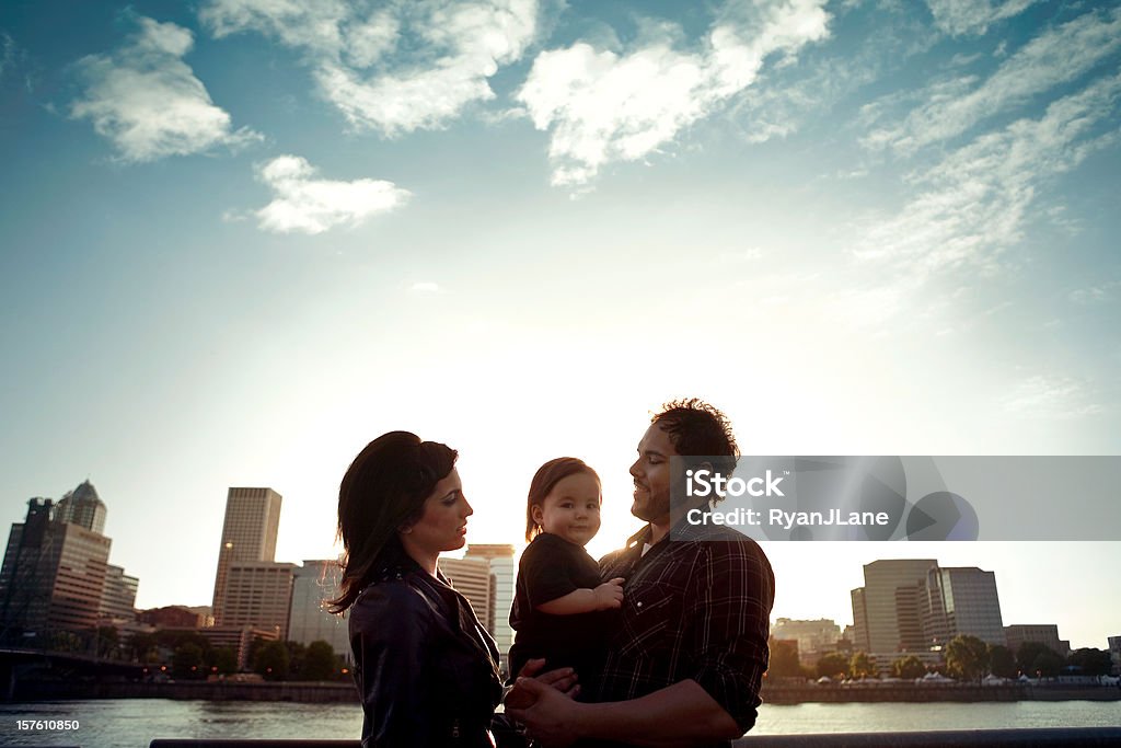 Junge hispanische Familie und Kind Silhouette - Lizenzfrei Familie Stock-Foto