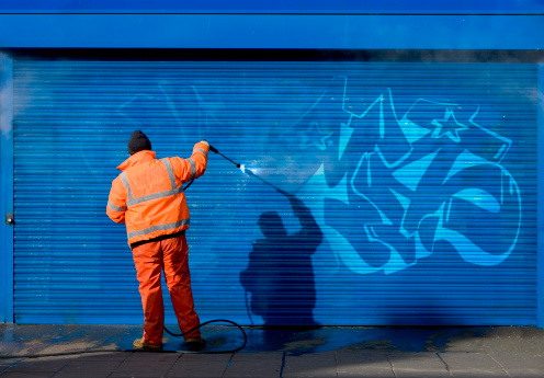 Lavado graffiti en una parrilla de seguridad. photo
