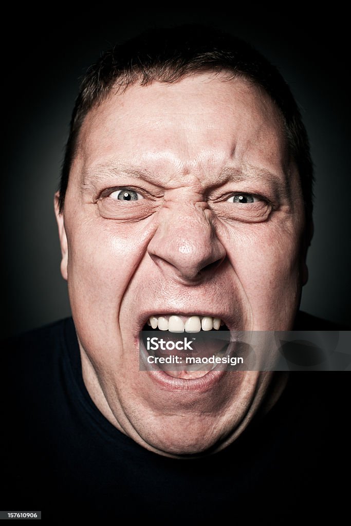 Arrabbiato medio invecchiato uomo di gridare, ritratto in Studio - Foto stock royalty-free di Rabbia - Emozione negativa