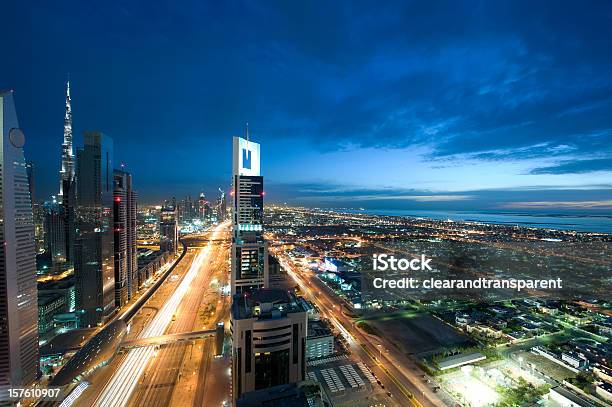 Photo libre de droit de Dubaï Dans La Nuit banque d'images et plus d'images libres de droit de Appartement - Appartement, Bleu, Ciel