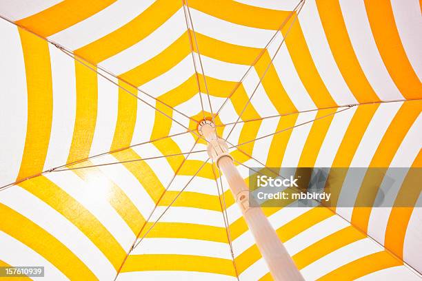 Plażowy Parasol - zdjęcia stockowe i więcej obrazów Parasolka przeciwsłoneczna - Parasolka przeciwsłoneczna, Żółty, Plażowy parasol