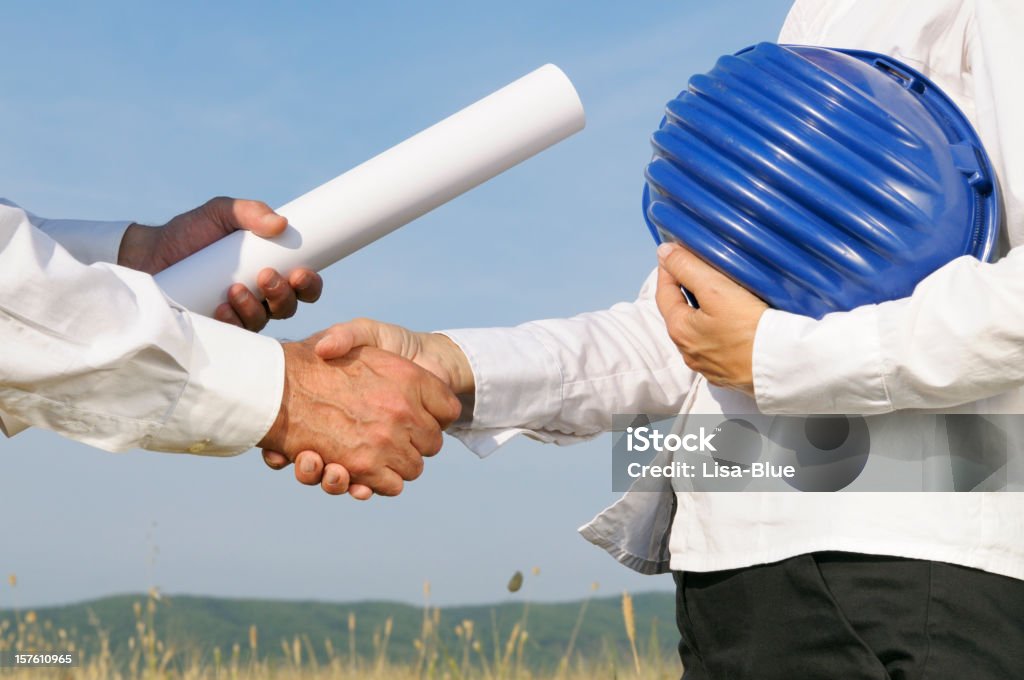 Ingénieur avec Plan Handshaking dans un champ de blé - Photo de 40-44 ans libre de droits