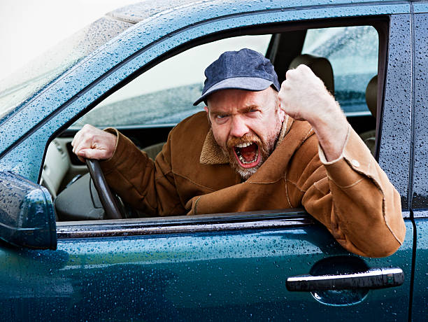 furioso macho shakes his destornillador de puño de ventana de coche - coat concepts danger anger fotografías e imágenes de stock