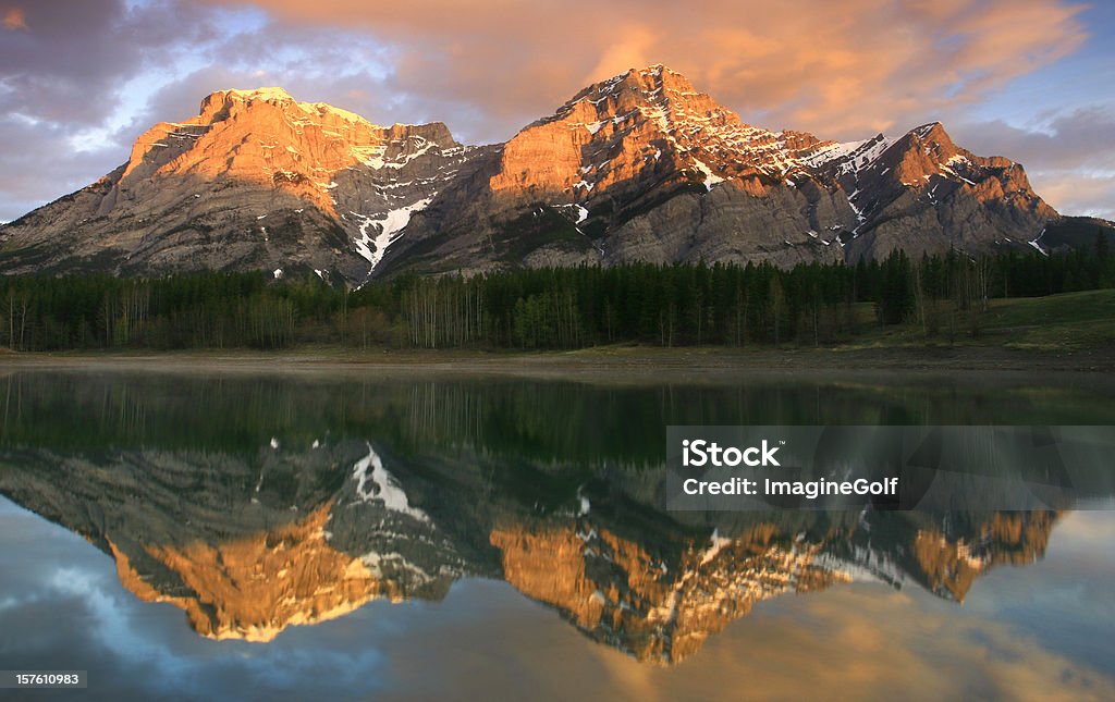 Alberta Rockies Mountain Reflexion - Lizenzfrei Alpenglühen Stock-Foto