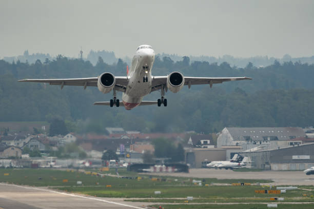 hb-azf helvetic airways embraer e190-e2 jet à zurich en suisse - helvetic photos et images de collection