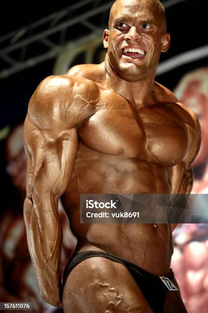 Bodybuilder Posando - Fotografias de stock e mais imagens de Abdómen - Abdómen, Abdómen Humano, Adulto