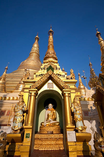 stupas в пагода шведагон сложных - shwedagon pagoda стоковые фото и изображения
