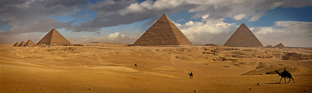 les pyramides - africa archaeology architecture bedouin photos et images de collection