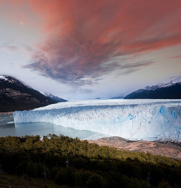 amanecer sobre glaciar perito moreno patagonia, argentina - patagonia ice shelf vertical argentina fotografías e imágenes de stock