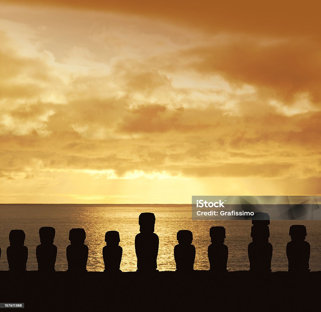 Puesta de sol sobre Moai en Ahu Tongariki isla de Pascua Chile - Foto de stock de Agua libre de derechos