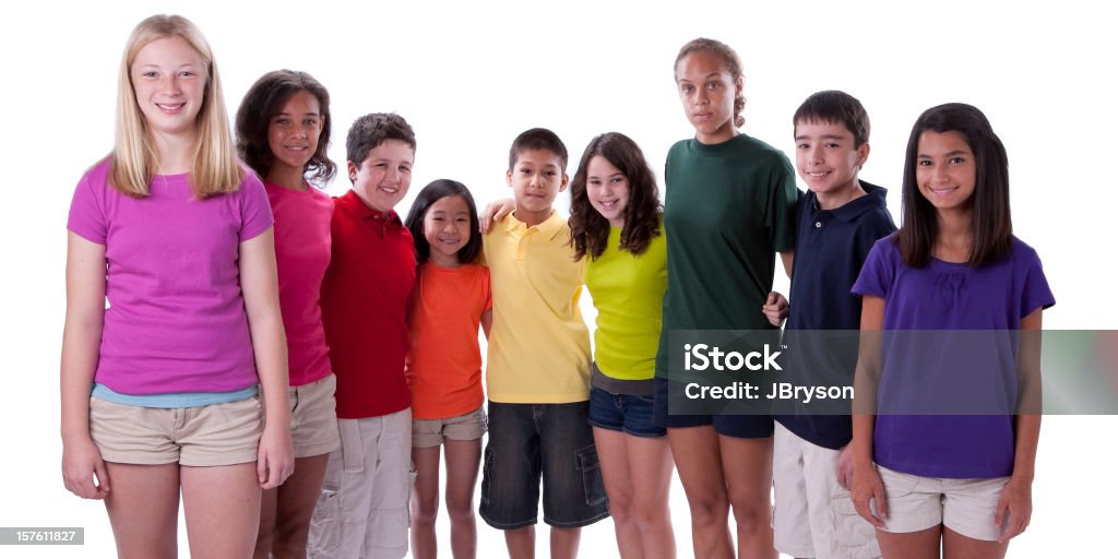 Diversidad: Grupo de adolescentes de origen étnico mixto postura unida como equipo - Foto de stock de Fondo blanco libre de derechos