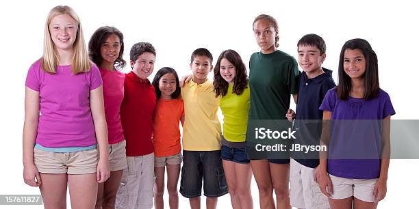 Diversidad Grupo De Adolescentes De Origen Étnico Mixto Postura Unida Como Equipo Foto de stock y más banco de imágenes de Fondo blanco