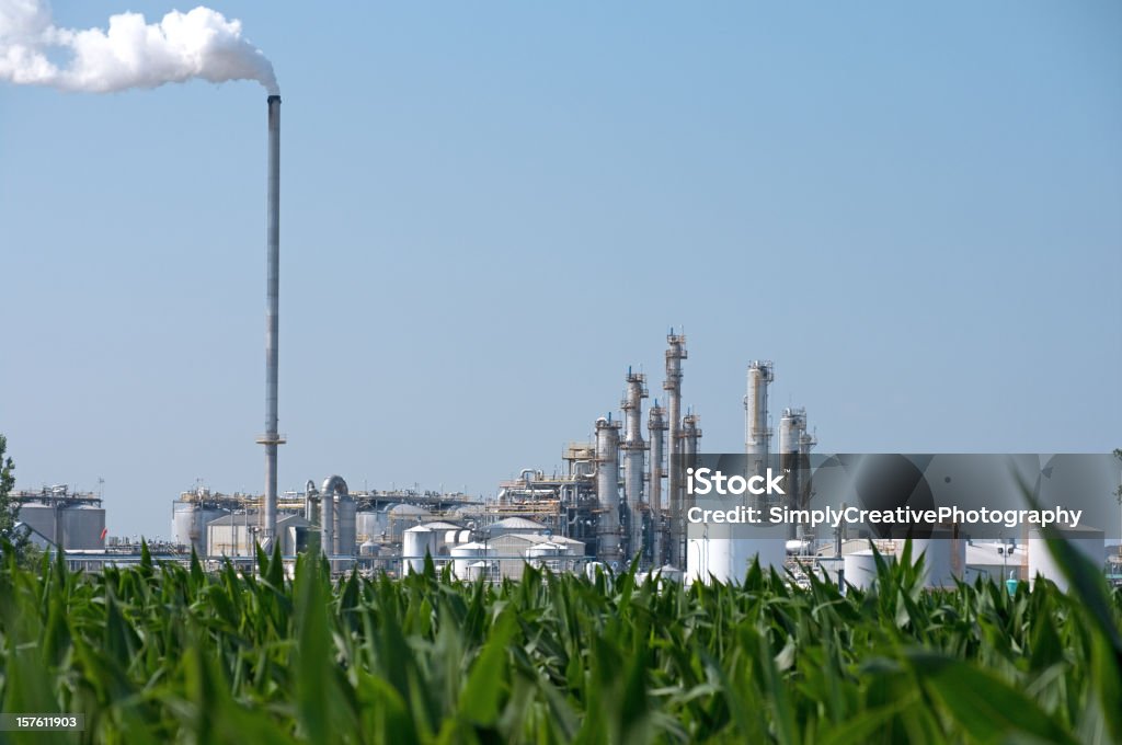 Ethanol Plant von Corn Field - Lizenzfrei Agrarbetrieb Stock-Foto