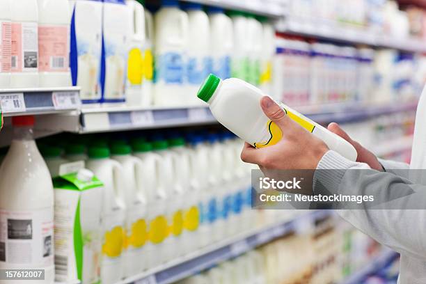 Uomo Shopping Per Latte - Fotografie stock e altre immagini di Latte - Latte, Etichetta, Supermercato