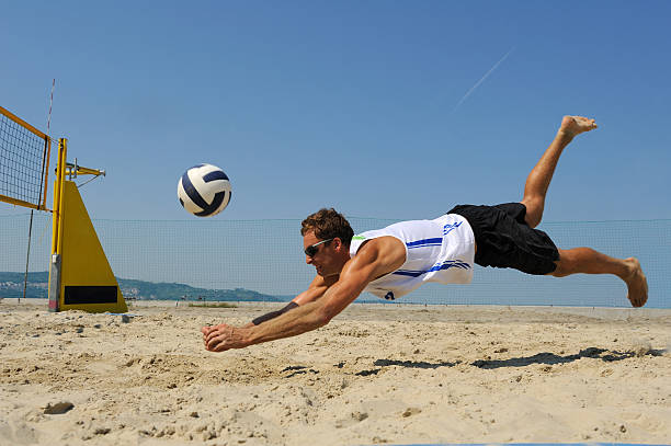 voleibol medidas defensivas - volleyball volleying human hand men fotografías e imágenes de stock