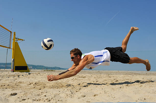 voleibol medidas defensivas - volleying sport summer men imagens e fotografias de stock