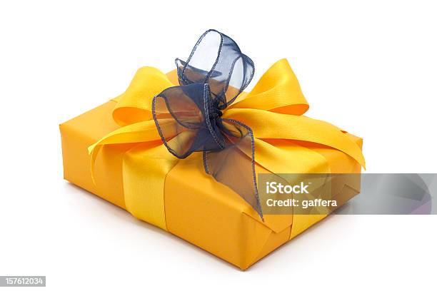 Желтый Подарочная Коробка С Бантом — стоковые фотографии и другие картинки Жёлтый - Жёлтый, День рождения, Белый фон