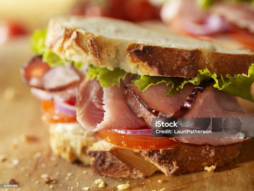 Rústica un sándwich de jamón de la selva negra - Foto de stock de Bocadillo libre de derechos